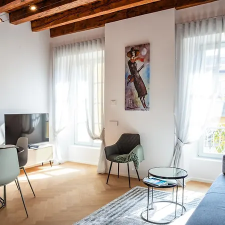 Luca's Luxury Flat In Palazzo Diaz-private Parking-fee شقة